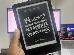 Foto do livro 14 hábitos de desenvolvedores altamente produtivos na tela de um Kindle